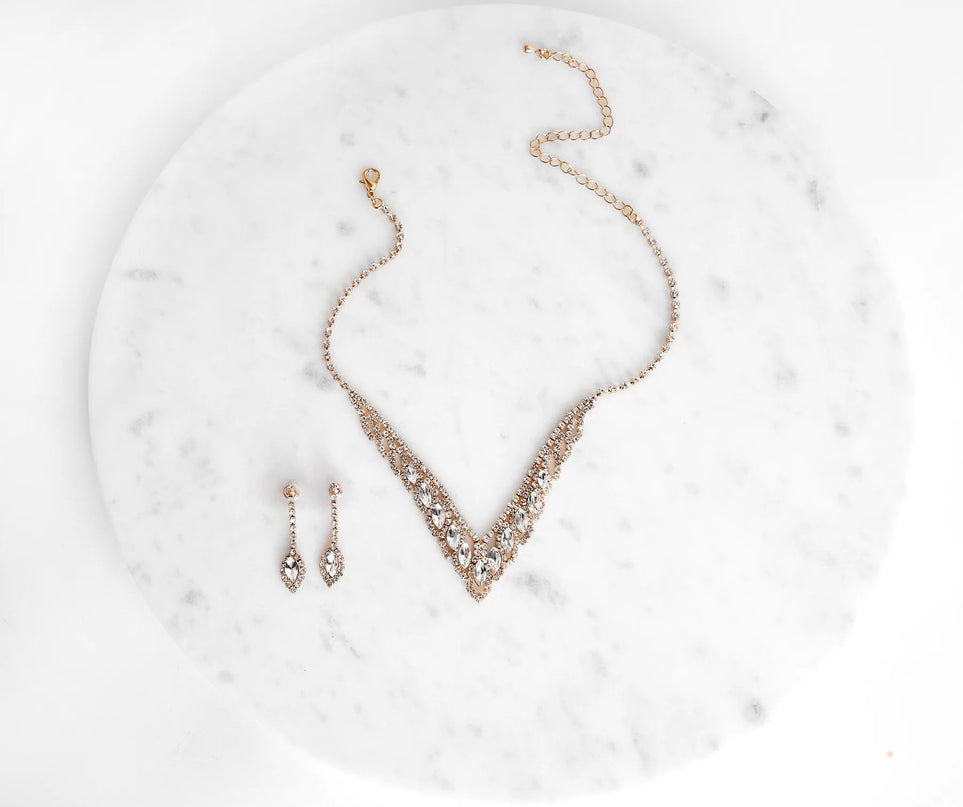 Get ready for any event with the Elegant Tear Drop Rhinestone Set in gold, an essential start to creating a versatile outfit for women for parties, cocktail hours, or Valentine's Day events.