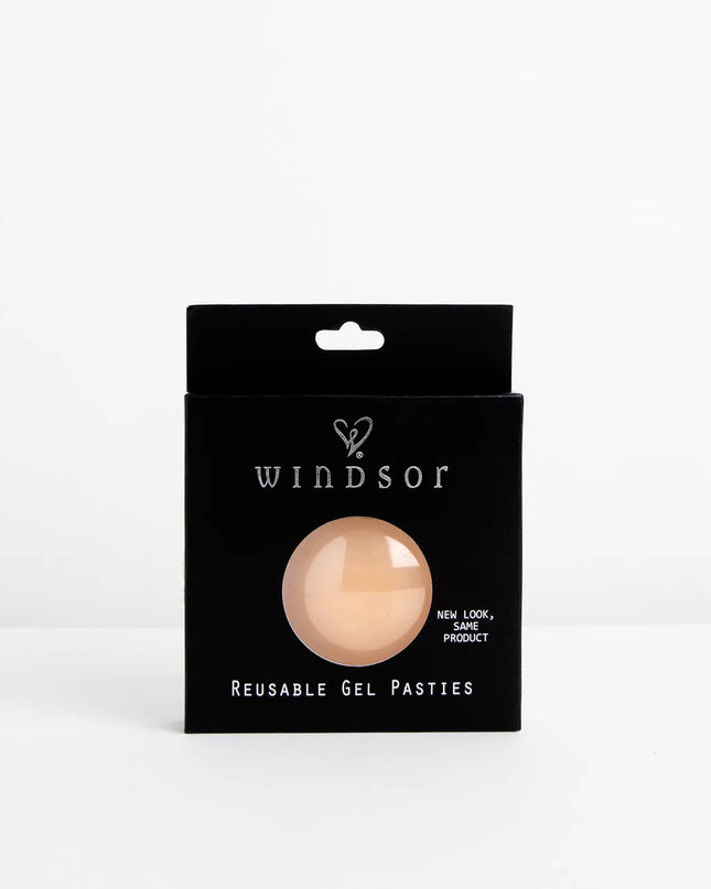 The Reusable Gel Petals in natural brings sleek style to any graduation outfit, from cap and gown to after-party.